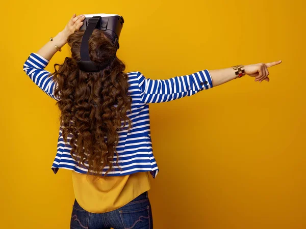 Sett Bakifrån Trendiga Kvinna Med Långa Vågiga Brunett Hår Gul — Stockfoto