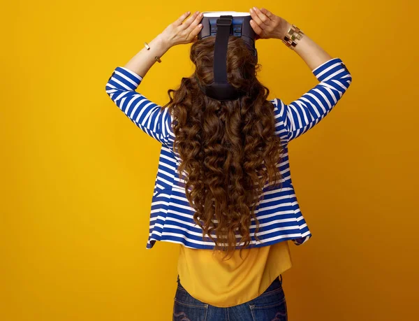 Gezien Achter Moderne Vrouw Met Lang Golvend Brunette Haar Tegen — Stockfoto