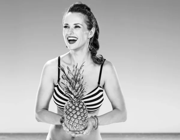 Perfecte Zomer Gelukkige Vrouw Beachwear Aan Kust Met Ananas Zoek — Stockfoto