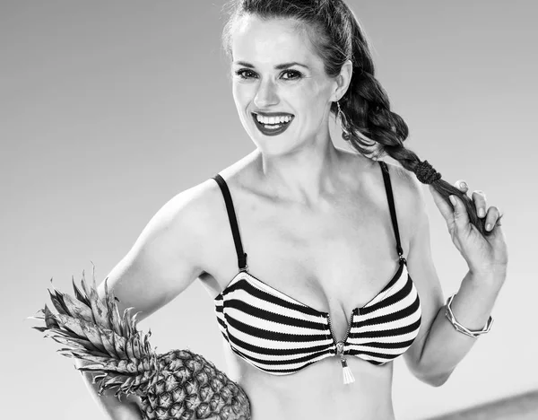 Perfecte Zomer Glimlachend Jonge Vrouw Beachwear Aan Kust Met Ananas — Stockfoto