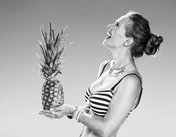 Perfekter Sommer Lächelnde Junge Frau Bademode Meeresufer Mit Ananas Blick — Stockfoto