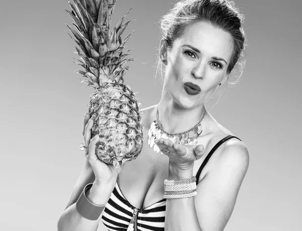 Perfecte Zomer Gelukkig Jonge Vrouw Zwembroek Zeekust Met Ananas Waait — Stockfoto