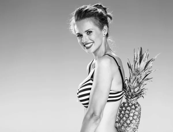 Perfecte Zomer Lachende Jonge Vrouw Bikini Zeekust Verbergen Ananas Achter — Stockfoto