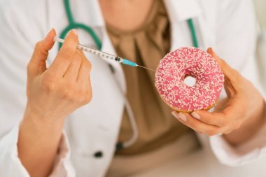 tatlı çörek diyabet şırınga kullanarak enjeksiyon yapma tıp doktoru kadını