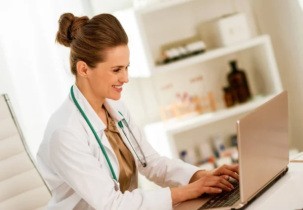 Medico Donna Che Lavora Laptop Ufficio — Foto Stock