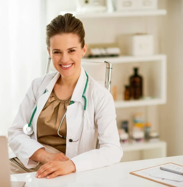 Mujer Doctora Sonriente Consultorio —  Fotos de Stock