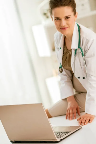Mujer Doctora Con Portátil Oficina —  Fotos de Stock