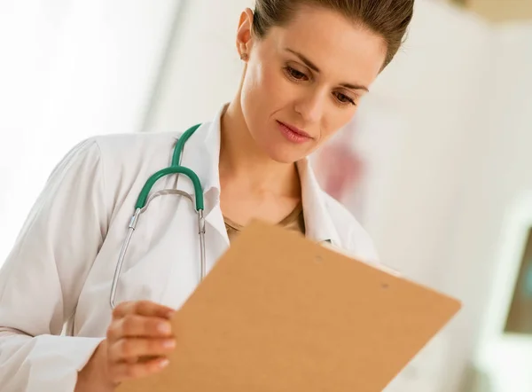 Doctor Woman Looking Clipboard — Stock Photo, Image