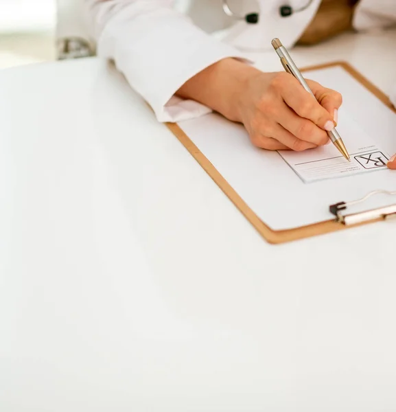 Primer Plano Mujer Doctora Escribiendo Portapapeles —  Fotos de Stock