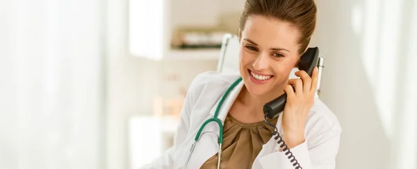 幸せな医者の女性話電話 — ストック写真