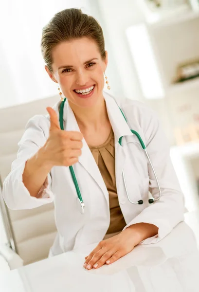 Šťastný Lékař Žena Ukazuje Palec — Stock fotografie
