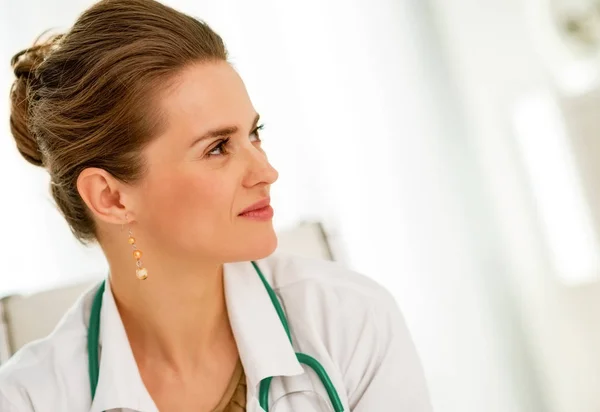 Moderne Gesundheitsfürsorge Ärztin Sitzt Schreibtisch Büro — Stockfoto