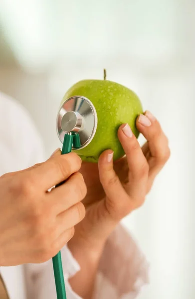 Zbliżenie Kobieta Lekarz Pomocą Stetoskopu Jabłko — Zdjęcie stockowe