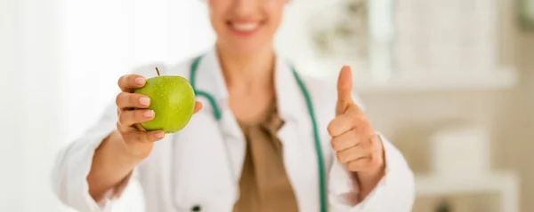 Gros Plan Sur Médecin Femme Montrant Pomme Pouces Vers Haut — Photo