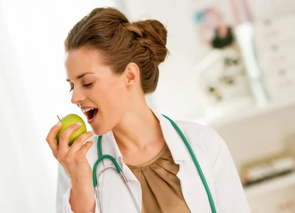 Soins Santé Modernes Joyeuse Femme Médecin Mangeant Pomme Verte Dans — Photo