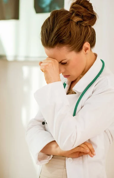 Estressado Médico Mulher Escritório — Fotografia de Stock