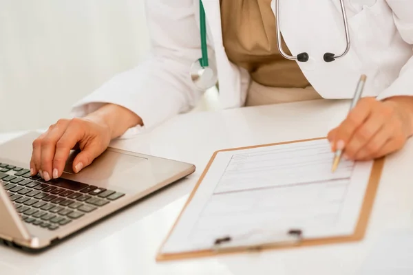 Primer Plano Mujer Doctora Que Trabaja Ordenador Portátil Oficina — Foto de Stock