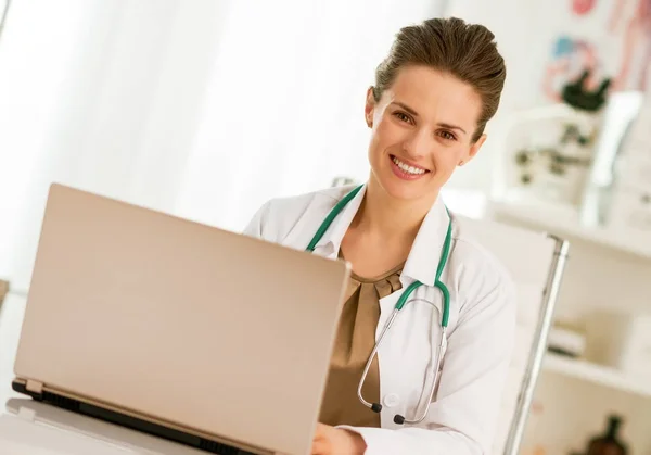 Šťastný Lékař Žena Pracující Laptop — Stock fotografie