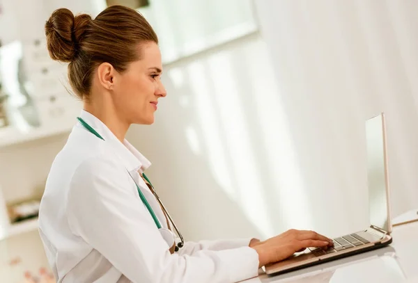 Kobieta Lekarz Medycyny Pracy Laptopie Biurze — Zdjęcie stockowe