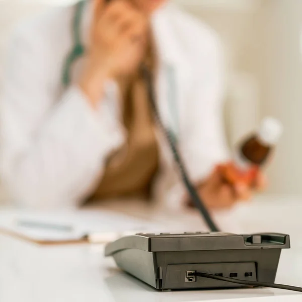 Närbild Läkare Kvinna Med Medicin Flaska Prata Telefon — Stock fotografie