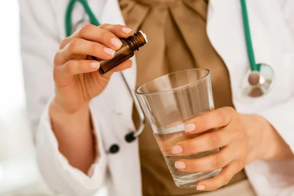 Nahaufnahme Einer Ärztin Die Beruhigungsmittel Ins Glas Tropft — Stockfoto