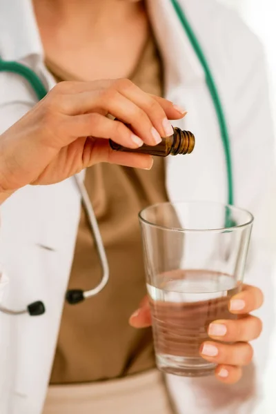 Primo Piano Sulla Donna Medico Calmativo Vetro — Foto Stock