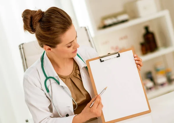 Médico Feliz Mulher Apontando Área Transferência — Fotografia de Stock