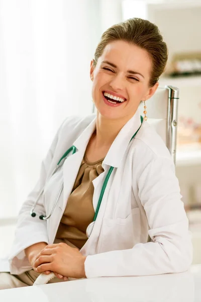 Ofiste Oturan Doktor Kadın Gülüyor — Stok fotoğraf