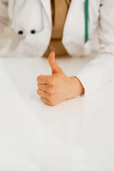 Primo Piano Sulla Donna Medico Mostrando Pollici Alto — Foto Stock