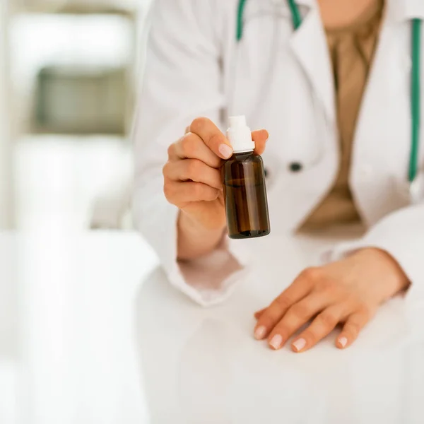 医師の女性示す薬瓶や容器へのクローズ アップ — ストック写真