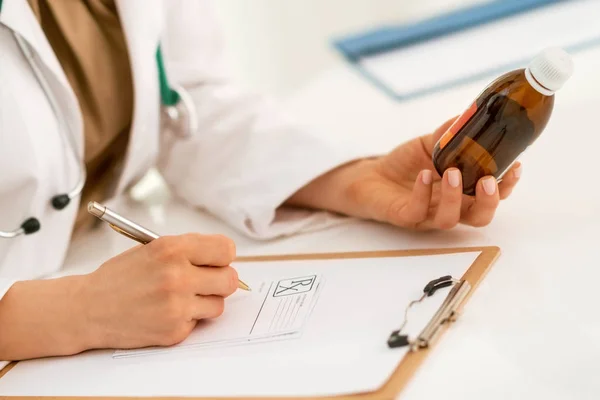 Closeup Medical Doctor Woman Writing Prescription — Stock Photo, Image