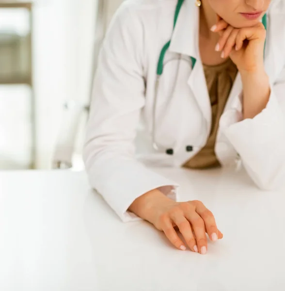 Primer Plano Mujer Medica Reflexiva Consultorio — Foto de Stock