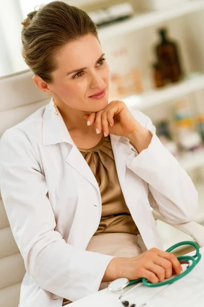 Médecin Réfléchi Femme Dans Bureau — Photo