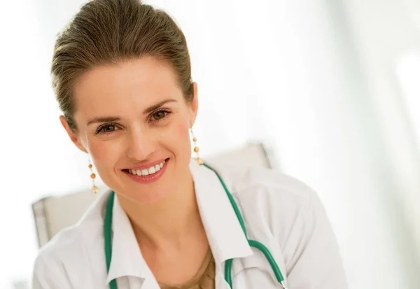 Sonriente Médico Mujer Sentada Consultorio —  Fotos de Stock
