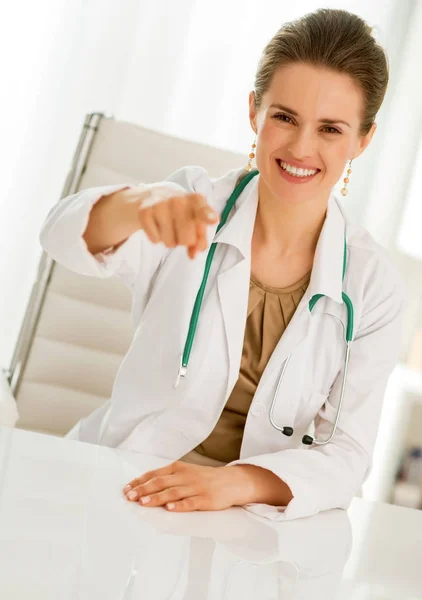 Medical Doctor Woman Pointing Camera — Stock Photo, Image