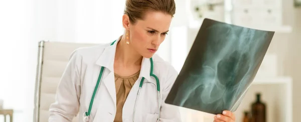 Médico Mulher Com Fluorografia Escritório — Fotografia de Stock