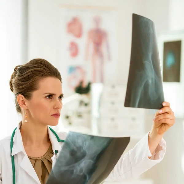 Médico Mulher Olhando Para Fluorografia Escritório — Fotografia de Stock