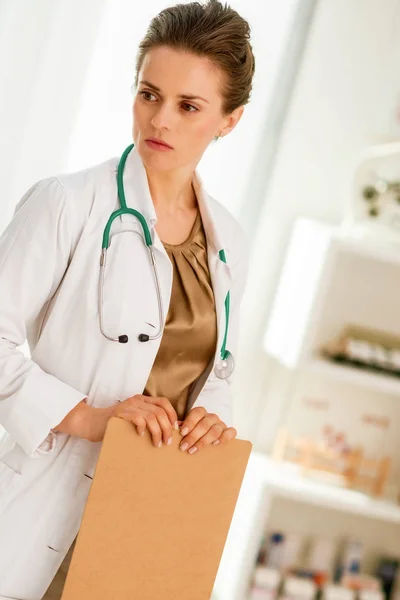 Thoughtful Medical Doctor Woman Clipboard — Stock Photo, Image
