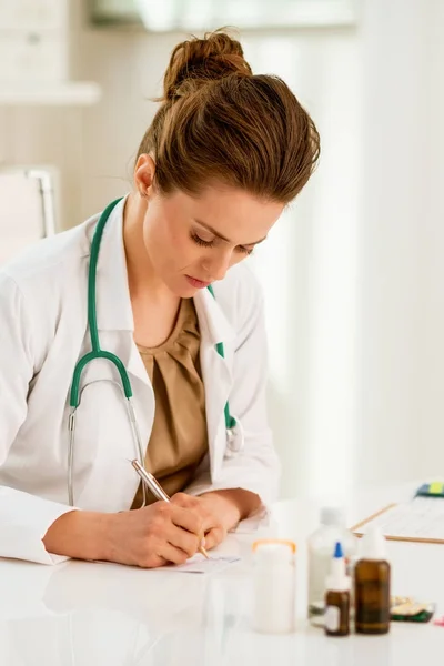 Médico Mulher Escrevendo Prescrição — Fotografia de Stock