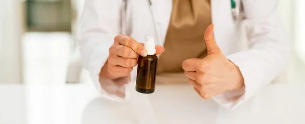 Nahaufnahme Von Ärztin Zeigt Medizinflasche Und Daumen Hoch — Stockfoto