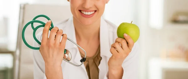 Médico Feliz Mulher Mostrando Maçã Estetoscópio — Fotografia de Stock