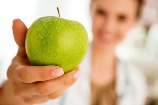 Tatlı Elma Vererek Mutlu Tıp Doktoru Kadını — Stok fotoğraf