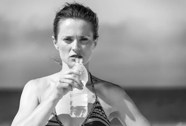 Modré Moře Bílý Písek Ráj Portrét Moderní Ženy Bikinách Pláži — Stock fotografie