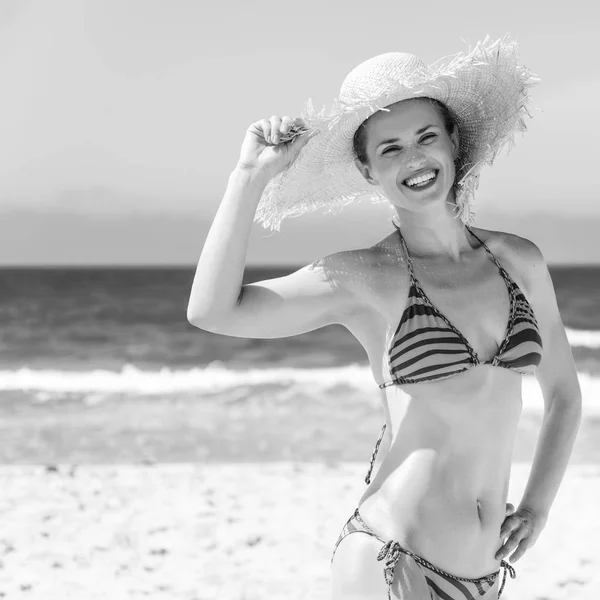 Blaues Meer Weißes Sandparadies Glückliche Moderne Frau Bikini Und Strandstrohhut — Stockfoto