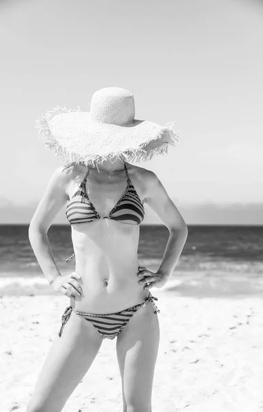 Mavi Deniz Beyaz Kum Cenneti Bikini Plaj Hasır Şapka Saklanıyor — Stok fotoğraf