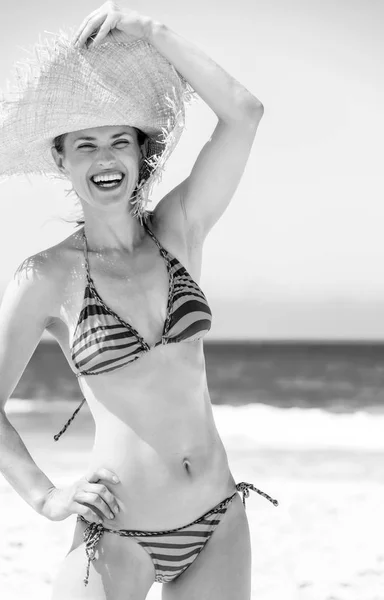 Mar Azul Paraíso Areia Branca Mulher Moderna Sorridente Maiô Chapéu — Fotografia de Stock