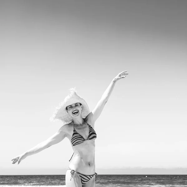 青い海 白い砂の楽園 海岸でビーチウェアと麦わら帽子の陽気な現代の女性 — ストック写真