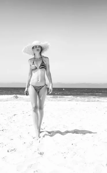 Mar Azul Paraíso Areia Branca Retrato Comprimento Total Mulher Moderna — Fotografia de Stock