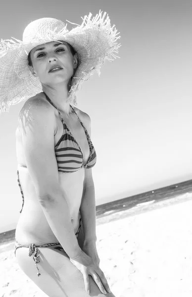 Blaues Meer Weißes Sandparadies Junge Frau Bikini Und Strohhut Strand — Stockfoto