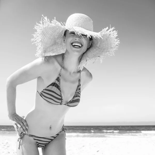 Modré Moře Bílý Písek Ráj Usmívající Moderní Žena Bikinách Plážový — Stock fotografie